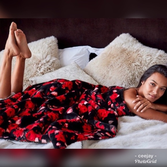 Victoria’s Secret Sherpa blanket - Picture 2 of 2